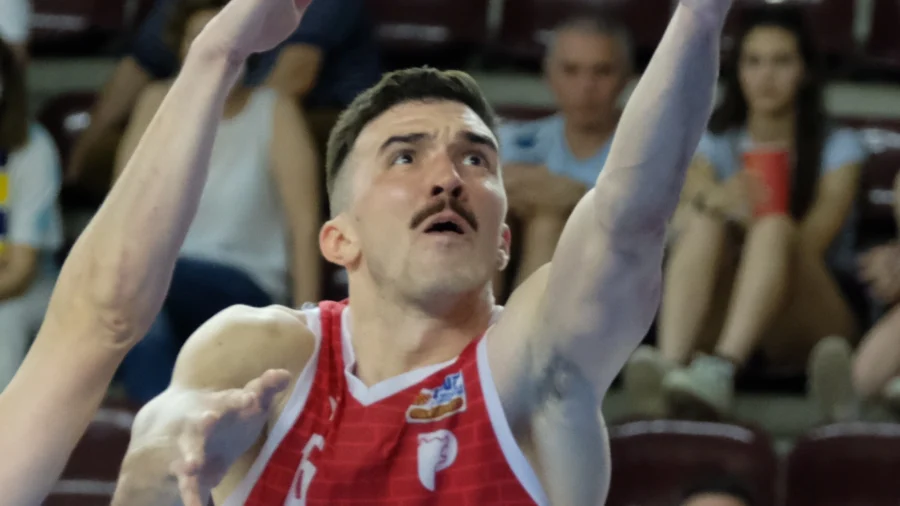 Lorenzo Saccaggi choisit à nouveau le rouge et le blanc