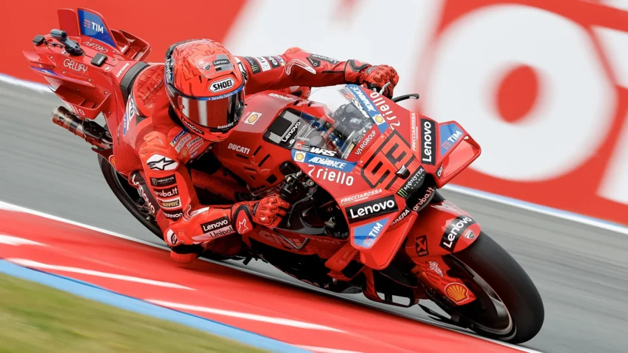 Marc Marquez triomphe à Assen, Bezzecchi et Bagnaia sur le podium, Alex Marquez fracturé