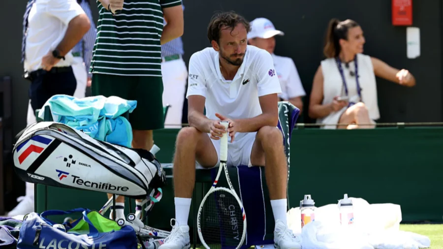 Wimbledon, Daniil Medvedev, Stefanos Tsitsipas et Holger Rune éliminés d’emblée