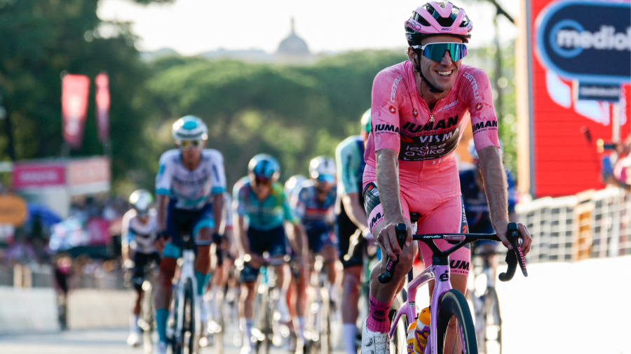 Simon Yates remporte le Giro d’Italia 2025 : la dernière étape revient à Kooij
