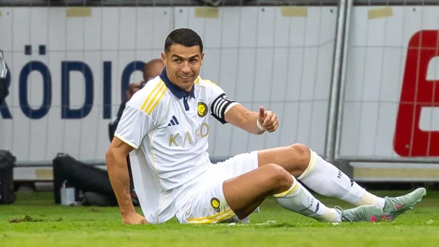 Cristiano Ronaldo ne perd pas ses habitudes. Mais il y a un jaune