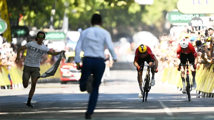 Tour de France : La folie des manifestants sur la ligne d’arrivée. Abrahamsen gagne, Pogacar tombe