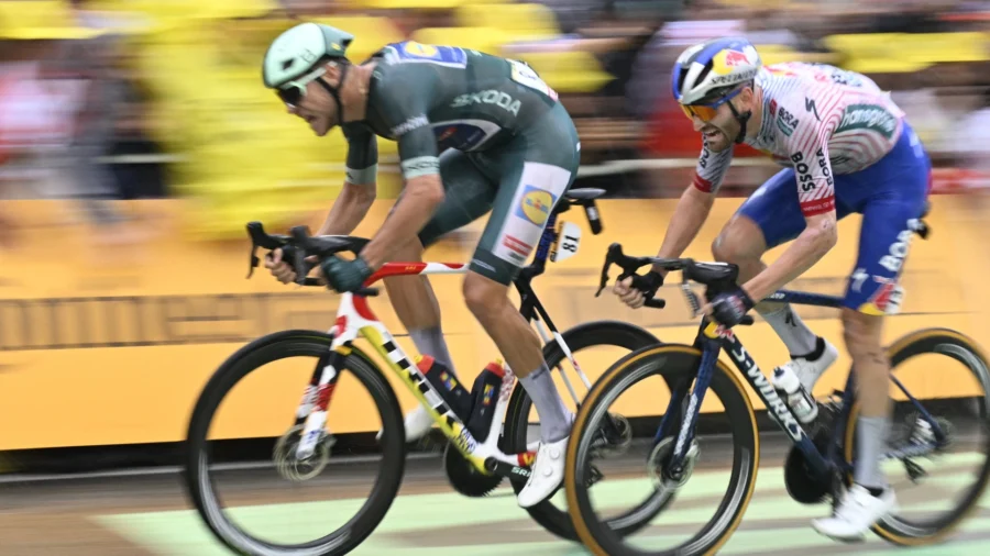 Tour de France, Jonathan Milan échappe à une chute dans les derniers kilomètres et remporte le sprint à Valence