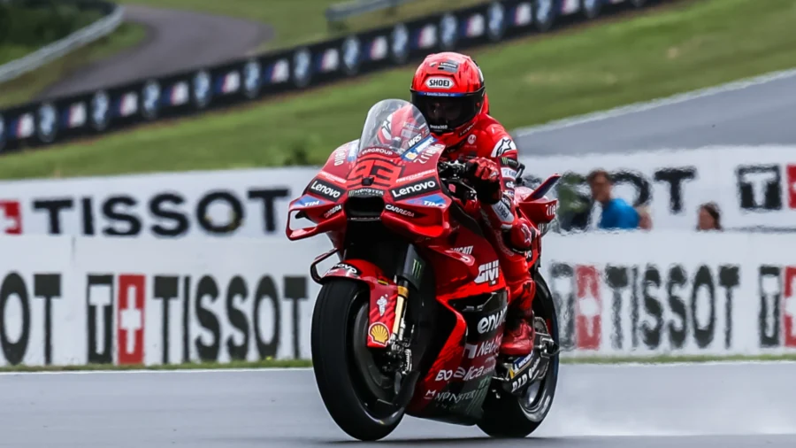 Marc Marquez domine le warm up, problèmes et dernière place pour Pecco Bagnaia