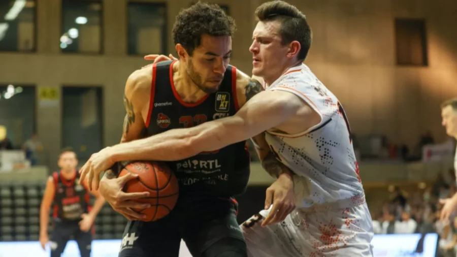 Nick McGlynn, tir sous le panier pour Sassari