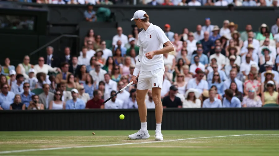 Un bouchon de champagne retarde Jannik Sinner : John McEnroe furieux