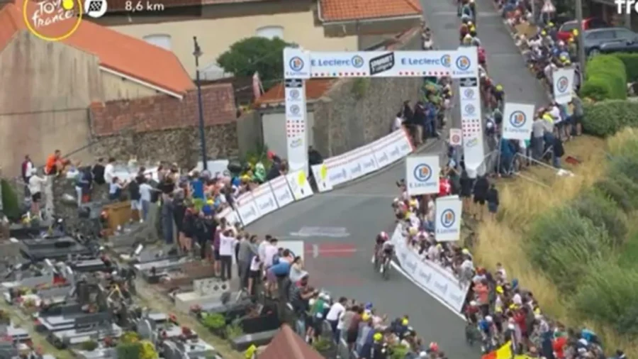 Grimper sur les tombes pour mieux voir : honte au Tour de France