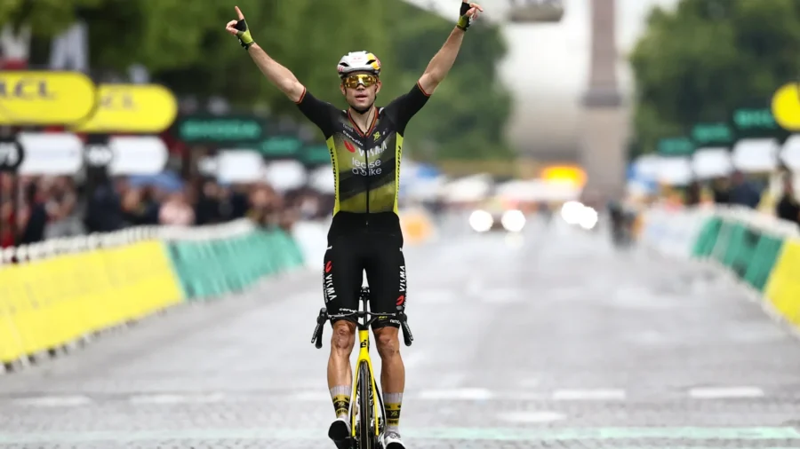 Wout Van Aert triomphe à Paris, battant Tadej Pogacar pour remporter son quatrième Tour de France