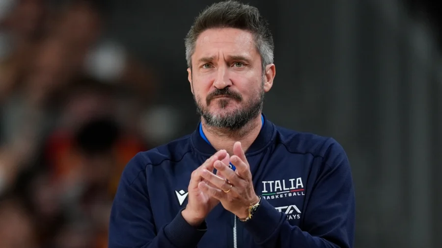 Italbasket bat la Lettonie de Banchi en mémoire de Marco Bonamico. Le dévouement de Pozzecco