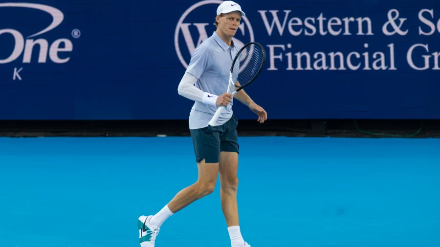 Jannik Sinner ne laisse aucune chance à Felix Auger-Aliassime et se qualifie pour les demi-finales