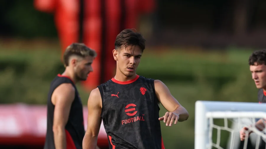 Milan en difficulté : Jashari se fracture le péroné après un choc avec Gimenez. Marché perturbé