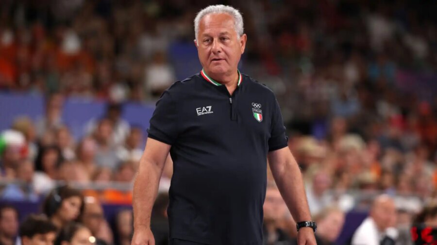Julio Velasco dirige la Squadra Azzurra avant les huitièmes de finale de la Coupe du monde