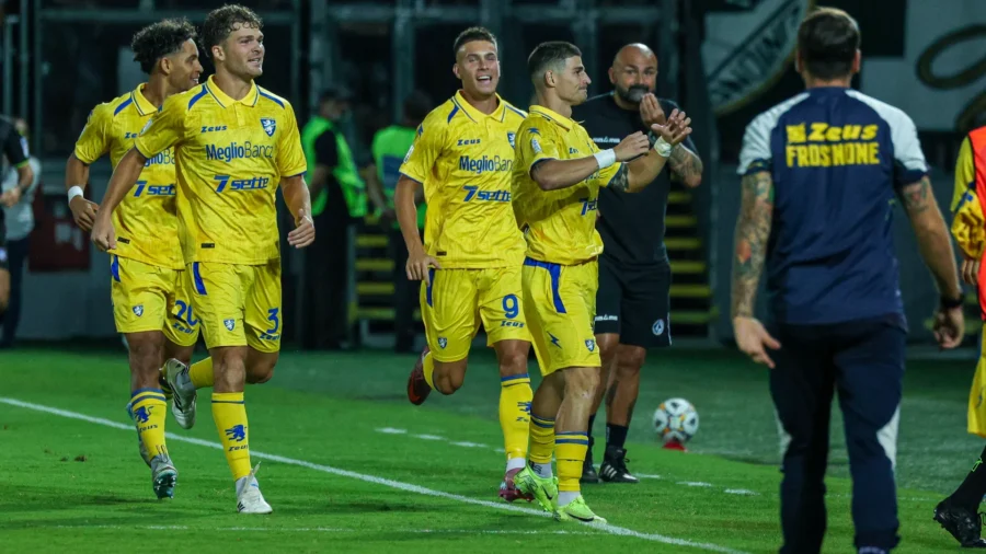 Serie B : Frosinone et Venezia bien placés, Carrarese frappe à La Spezia