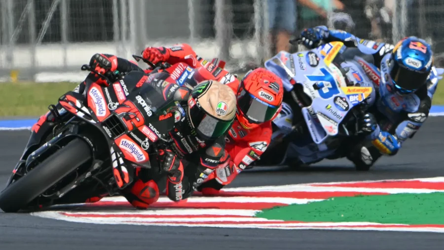 MotoGP Sprint Misano : Marc Marquez chute, Bezzecchi et l’Aprilia triomphent. Pecco Bagnaia désastreux