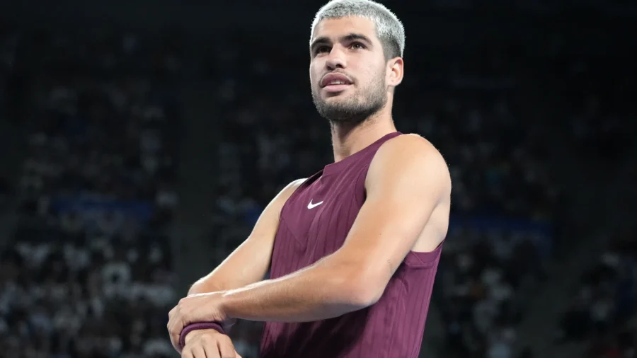 Carlos Alcaraz sourit sur le terrain mais ne cache pas sa douleur à la cheville