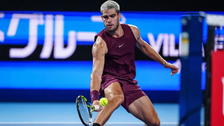 D’abord la douleur, ensuite la réaction : Carlos Alcaraz passe le premier tour à Tokyo