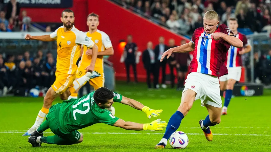 Norvège-Moldavie 11-1 : Erling Haaland se justifie auprès d’un Cristian Avram désemparé. Qui semble réagir