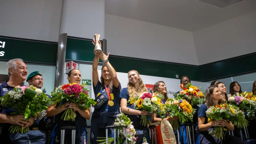Italvolley, la foule à Malpensa pour le retour après le triomphe mondial