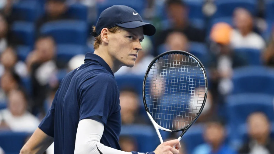 Jannik Sinner balaie également Fabian Maroszan : il est en demi-finale à Pékin.