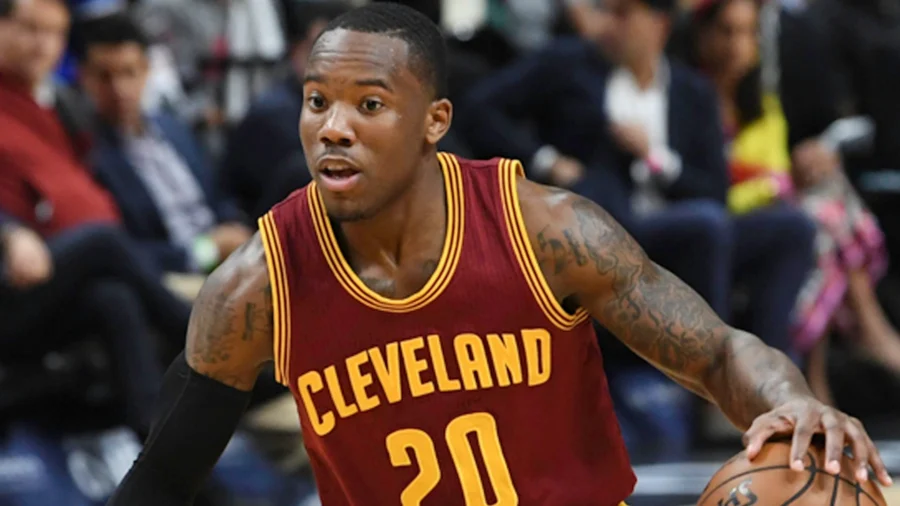 Kay Felder porte du rouge et du blanc : l’ancien joueur prometteur de la NBA