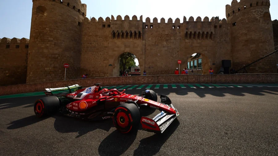McLaren domine d’emblée à Bakou, mais Charles Leclerc est dans le sillage de la voiture.