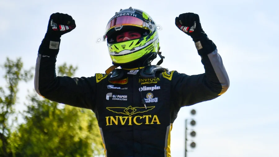 Leonardo Fornaroli brandit le drapeau tricolore à Monza
