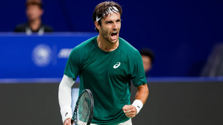 Lorenzo Musetti gagne le derby avec Luciano Darderi et se qualifie pour les huitièmes de finale à Shanghai