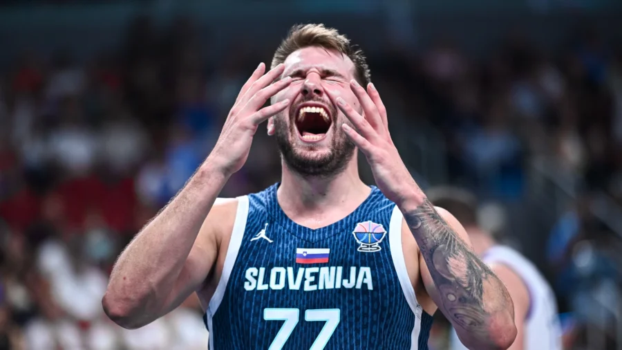 Championnat d’Europe, Luka Dončić rentre chez lui et pointe du doigt les arbitres.