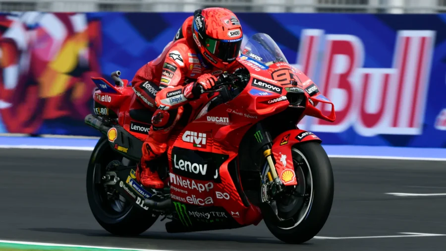 Marc Marquez triomphe à Misano devant Bezzecchi et Alex Marquez, Pecco Bagnaia chute