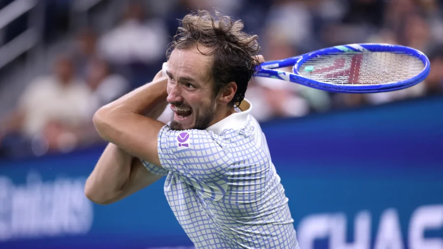 Daniil Medvedev éliminé, la finale se jouera entre Jannik Sinner et Learner Tien.