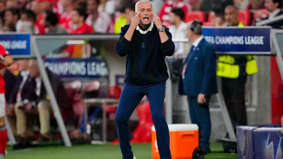 José Mourinho est déjà à Lisbonne pour marier Benfica : « Ce n’est pas mon genre d’être inactif » ;