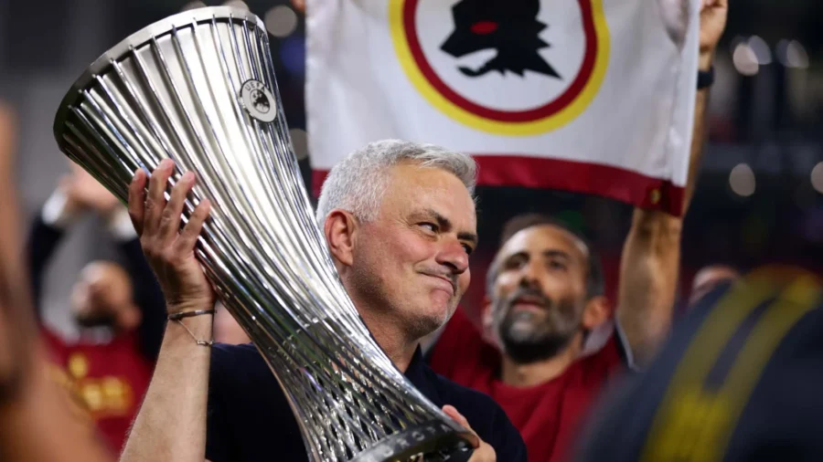 José Mourinho, huit dernières années avec un seul trophée soulevé. Avec la Roma