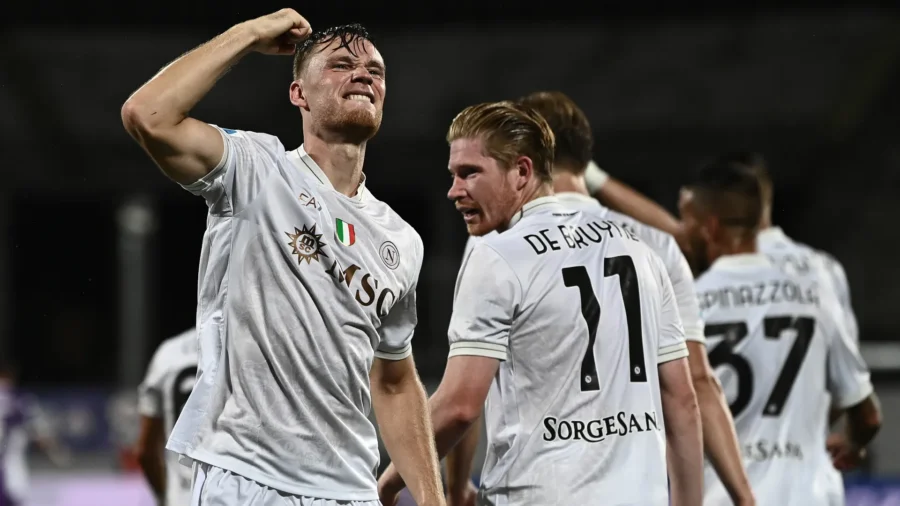Naples domine la Fiorentina et reste à égalité de points avec la Juventus
