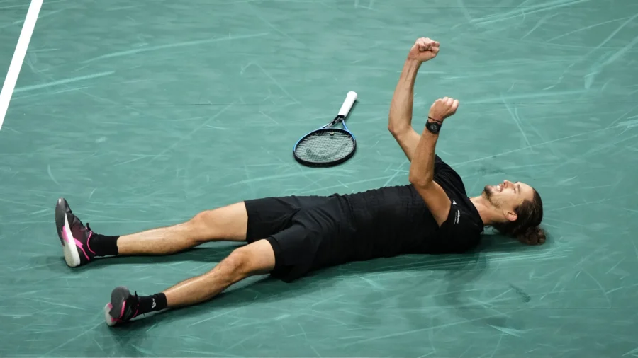 À Paris, Alexander Zverev a battu Daniil Medvedev pour atteindre les demi-finales avec Jannik Sinner.