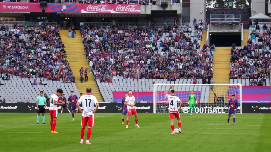 L’arbitre siffle mais les joueurs ne bougent pas : protestation en Espagne