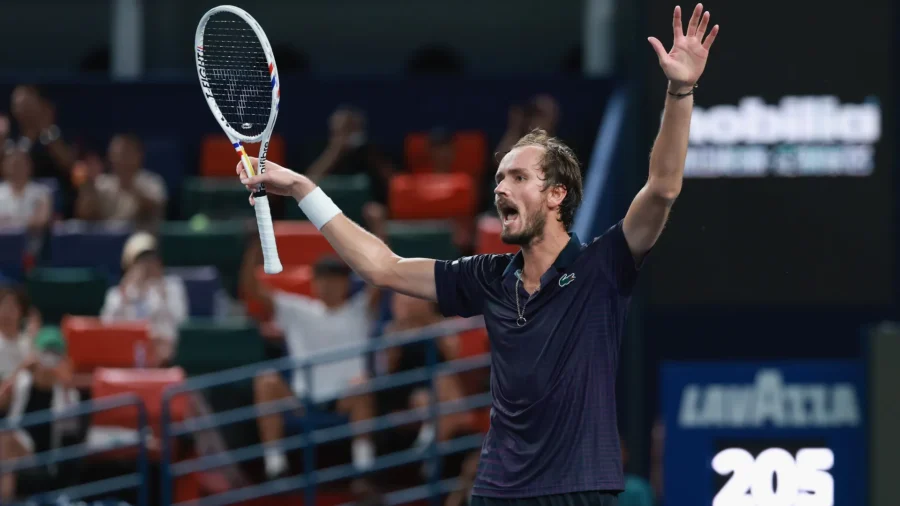 Daniil Medvedev est de retour : De Minaur vaincu, il est en demi-finale à Shanghai
