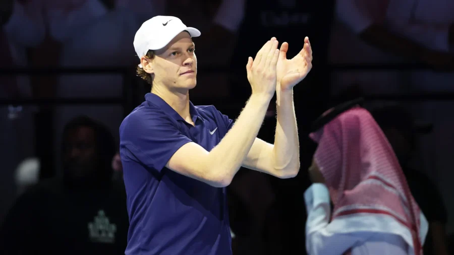 Jannik Sinner bat Carlos Alcaraz et remporte le Six Kings Slam pour la deuxième fois.