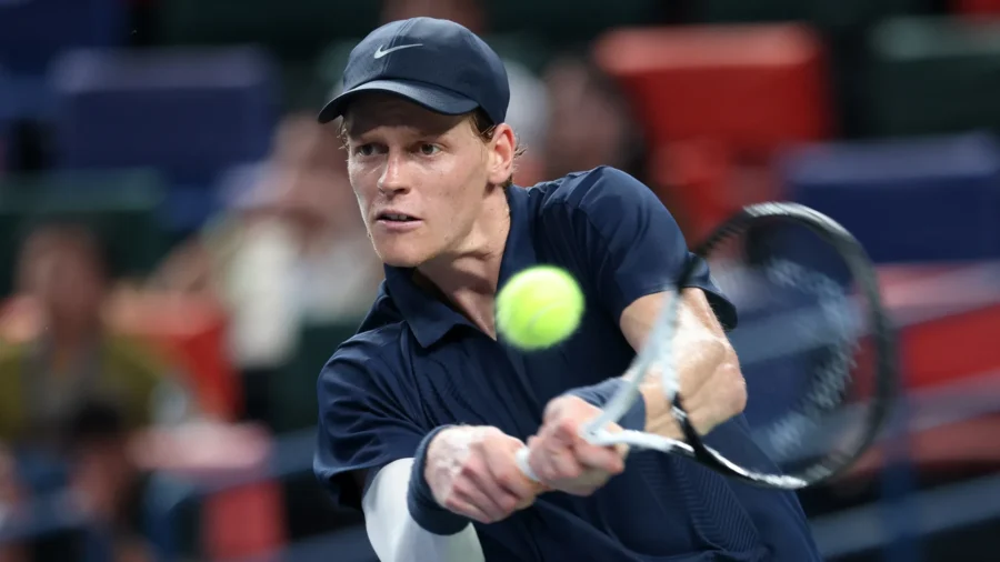Six Kings Slam : Jannik Sinner balaie Stefanos Tsitsipas et se qualifie pour les demi-finales
