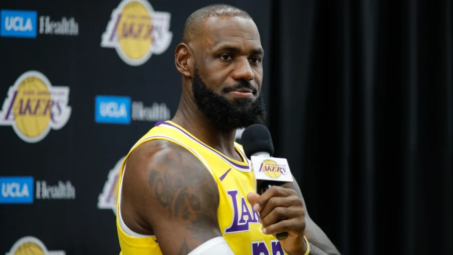 LeBron James boit tous les fans