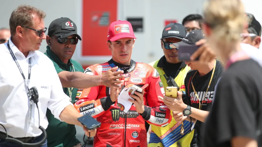 Marc Marquez replonge dans le cauchemar : fracture après l’accident avec Bezzecchi