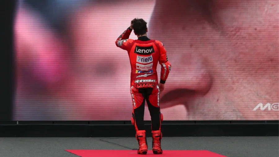 Marc Marquez lève les mains et se voit exclu du podium