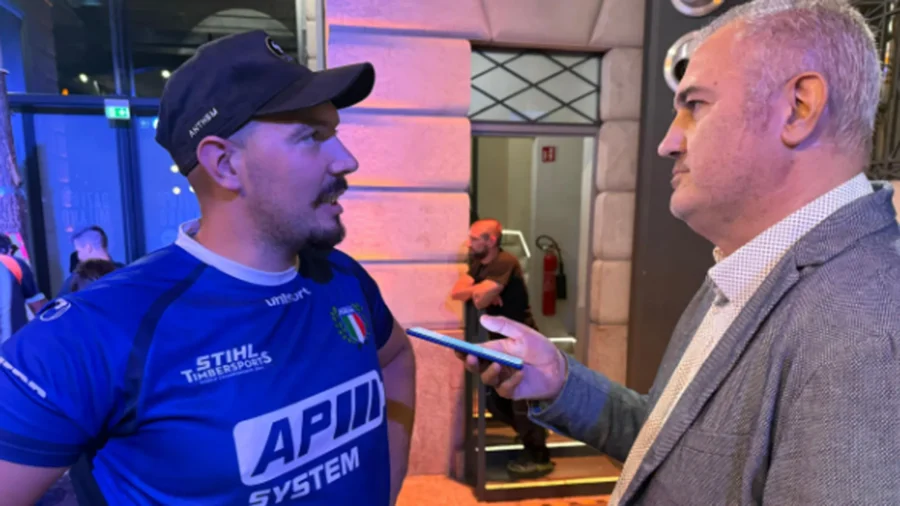 Michel Perrin affûte sa hache avant le Championnat du Monde Stihl Timbersports à Milan