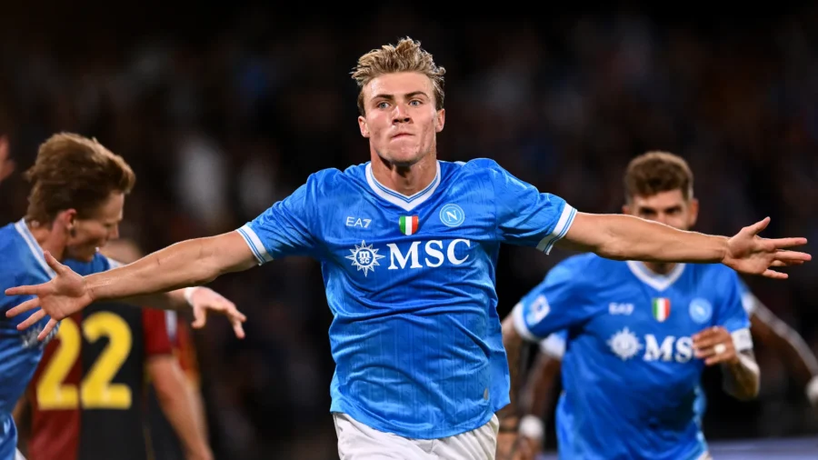 Naples renverse le Genoa et reste en tête