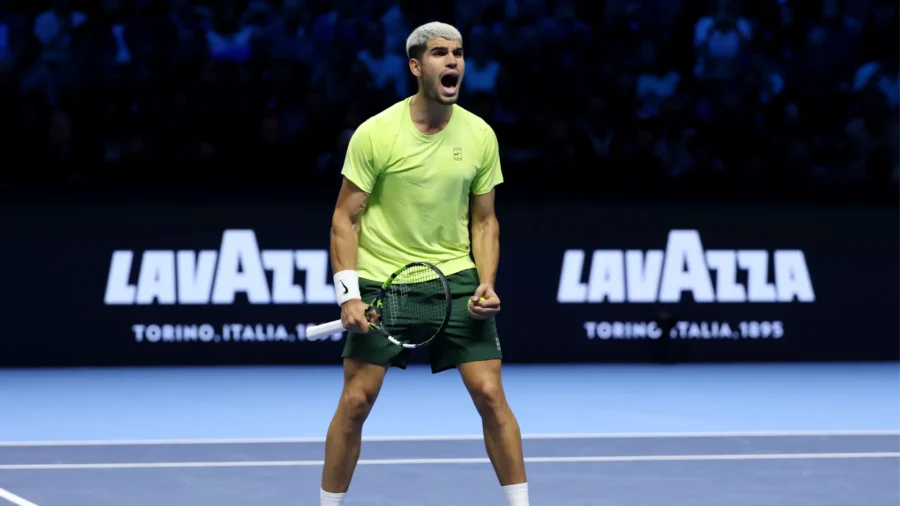 ATP Finals, Carlos Alcaraz élimine Lorenzo Musetti, passe en demi-finale et s’assure la place de numéro 1.