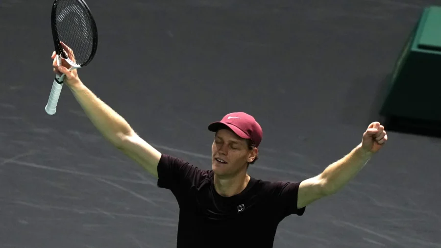 Jannik Sinner bat Felix Auger-Aliassime en finale de Paris et redevient numéro 1 mondial