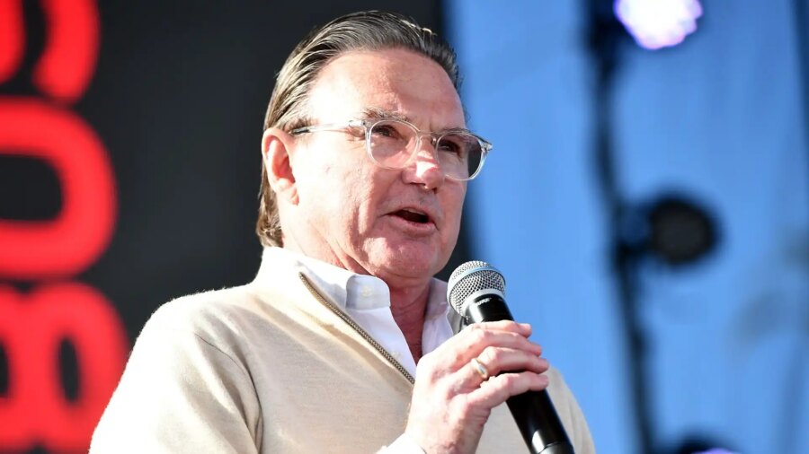 Jimmy Connors tire les oreilles de Carlos Alcaraz