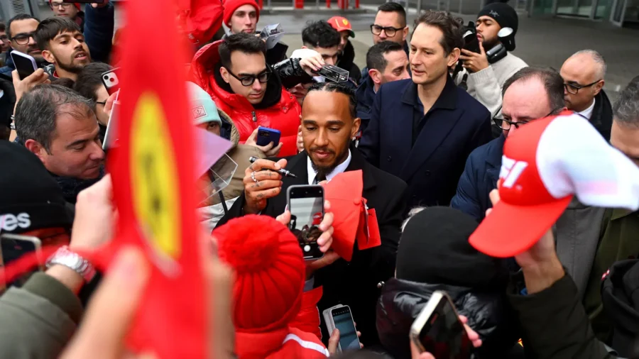 Ferrari, Elkann se déchaîne contre Leclerc et Hamilton : « Pas à la hauteur, parlez moins » ;